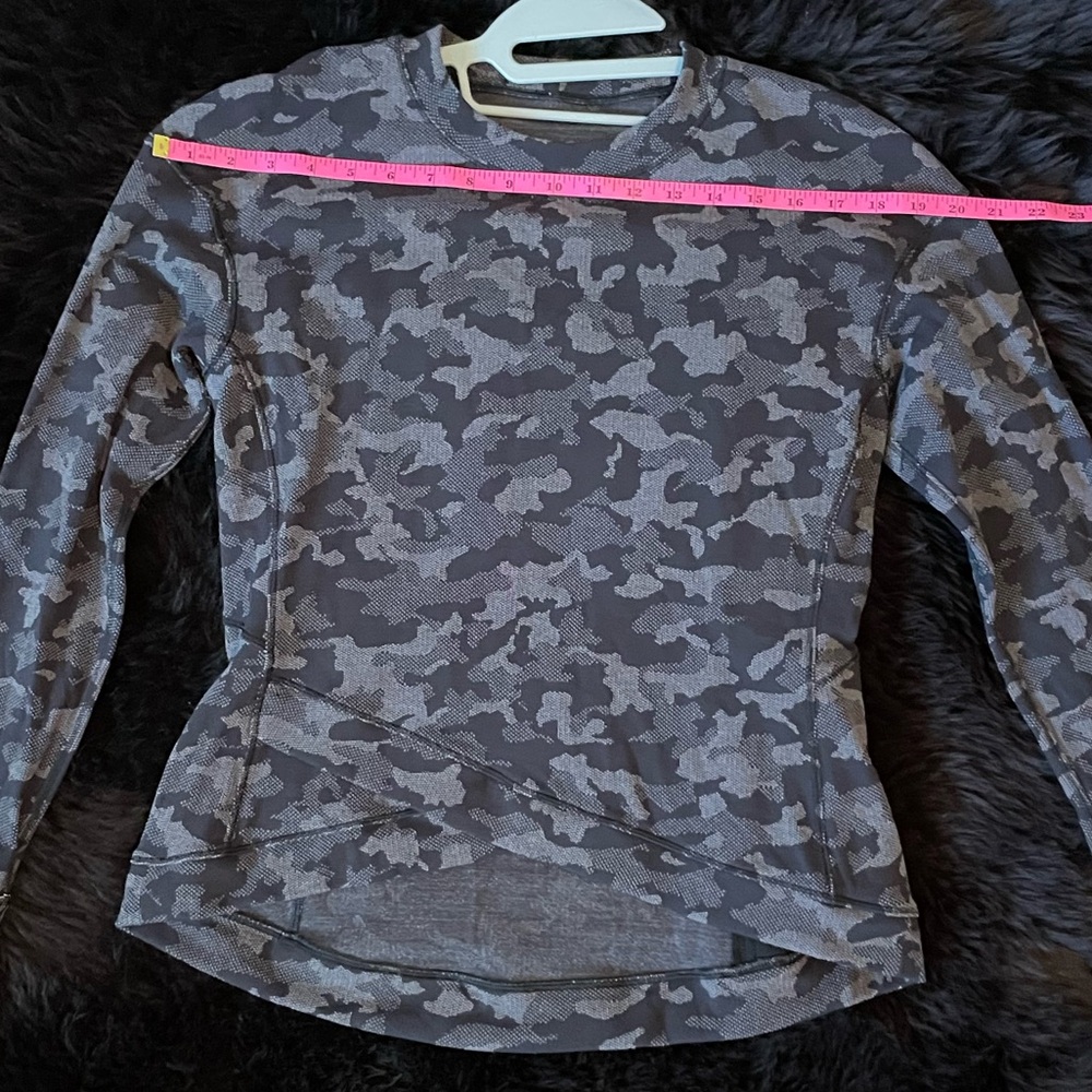 Lululemon (like new!)Heritage Camo Jacquard Black (& gray) Lunar Long Sleeve Top - Picture 9 of 16